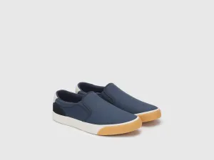 Solid Pattern Slip-On Shoes