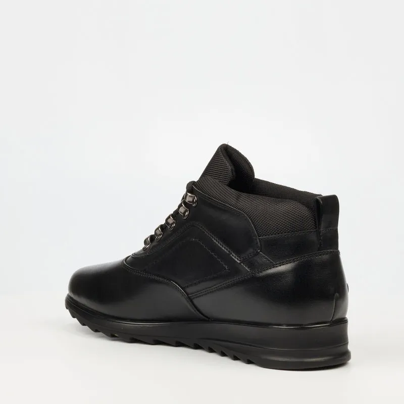 Urbanart Lace-up Sneaker - Black