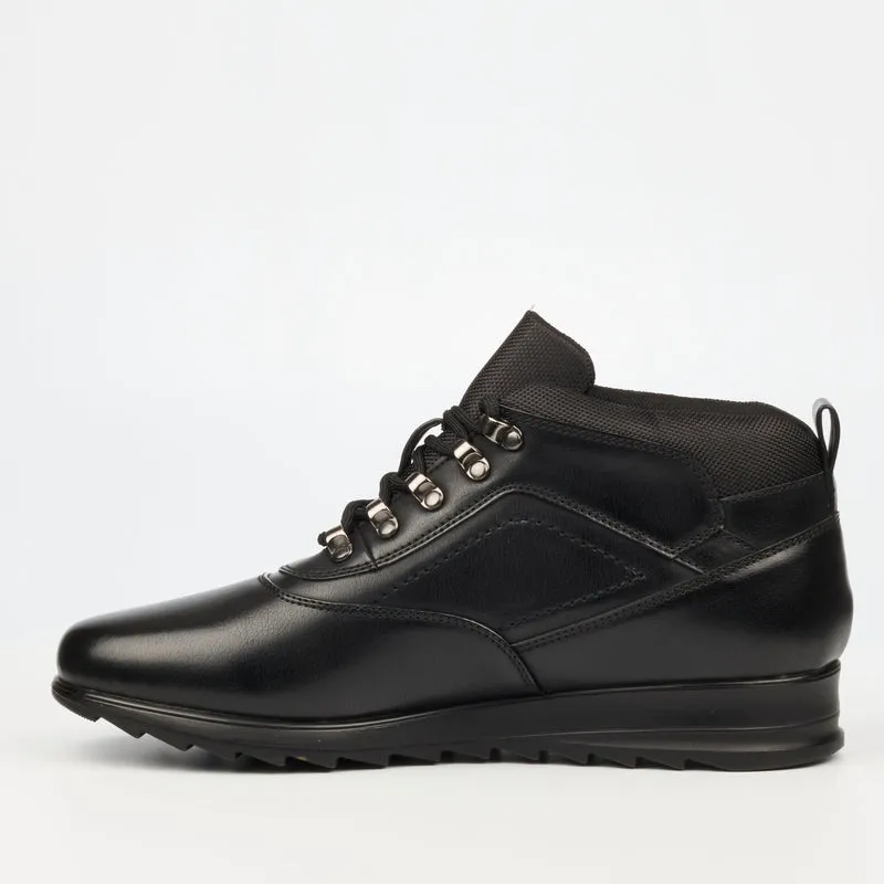 Urbanart Lace-up Sneaker - Black
