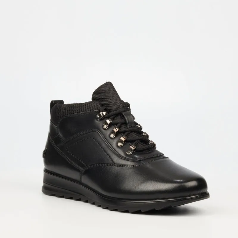 Urbanart Lace-up Sneaker - Black